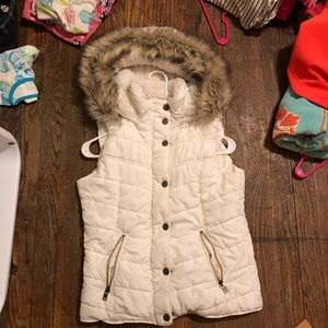 Sleeveless furry hood, White vest.